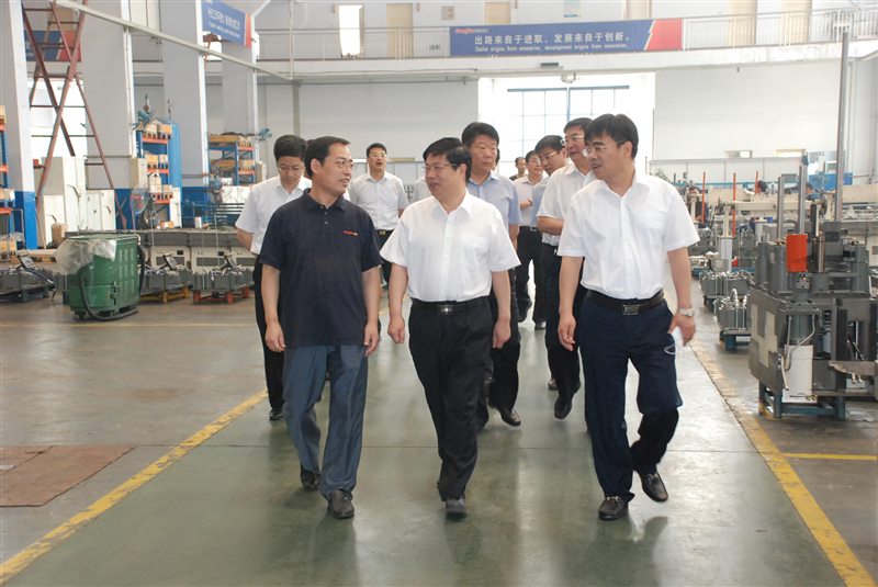 2 徐景顏（中）視察生產現場.JPG